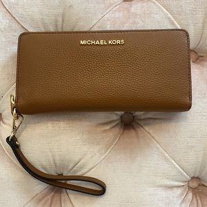 MICHAEL KORS JET SET PEBBLED WALLET LUGGAGE